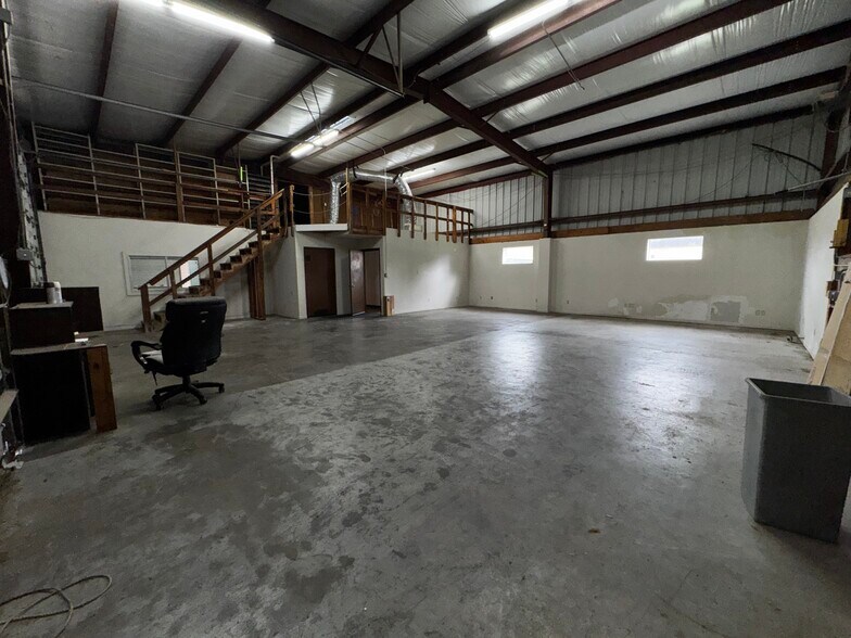 More Photos Of 9123 Thomasville Dr, Houston Warehouse For Lease