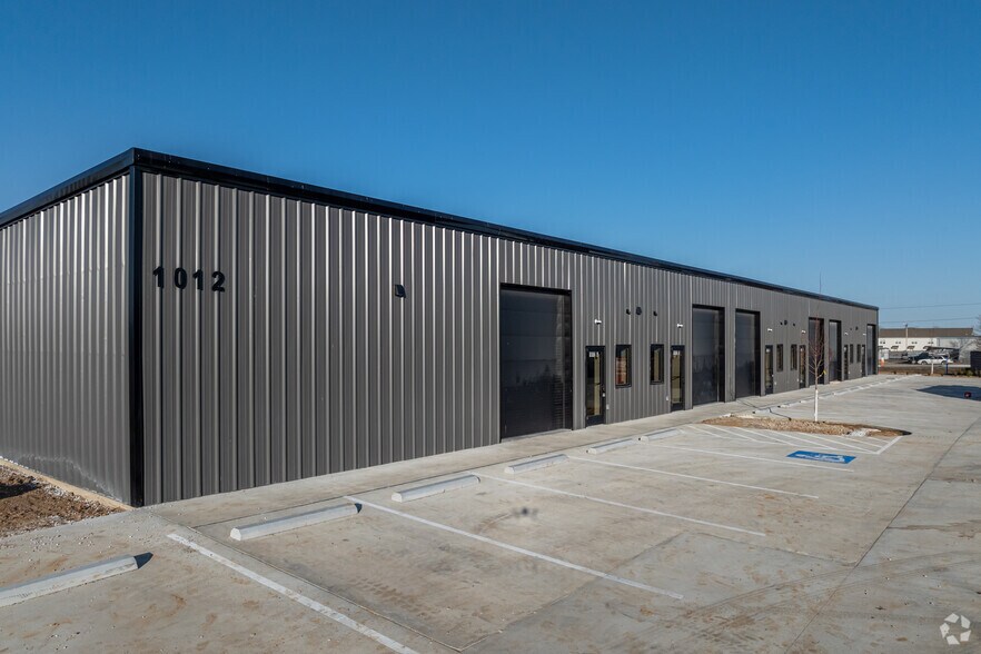 More Photos Of 1012 E Henri De Tonti Blvd, Springdale Flex For Lease