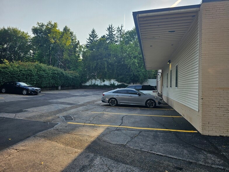 More Photos Of 114 E Aurora Rd, Northfield Freestanding For Sale