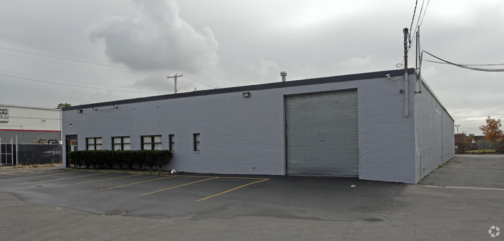 Primary Photo Of 70 Gazza Blvd, Farmingdale Warehouse For Lease