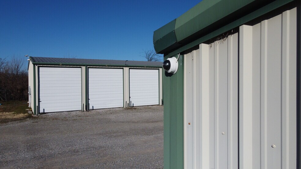More Photos Of 2502 N 1st Ave, Durant Self Storage For Sale