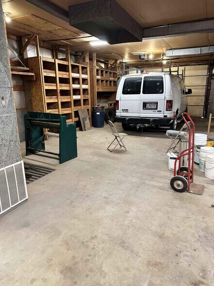 More Photos Of 317 E Wolf River Ave, New London Warehouse For Lease