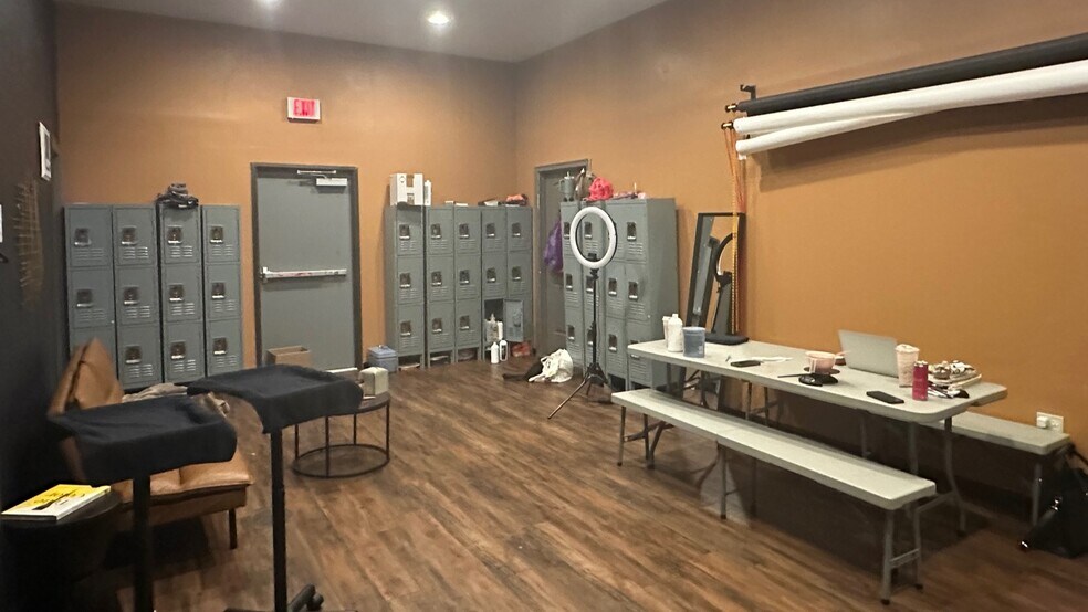 More Photos Of 946 Washington Way, Longview Storefront Retail Office For Lease