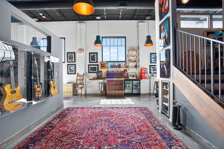 More Photos Of 2500 Emerson Ave S, Saint Petersburg Manufacturing For Sale