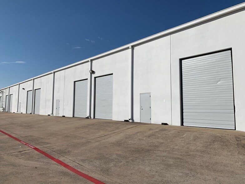 More Photos Of 2901 Suffolk Dr, Fort Worth Warehouse For Lease