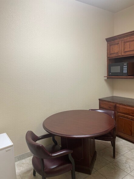 More Photos Of 1111 Kinwest Pky, Irving Office Residential For Lease