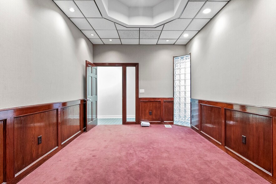 More Photos Of 1119-1123 Merriam Ln, Kansas City Office For Sale