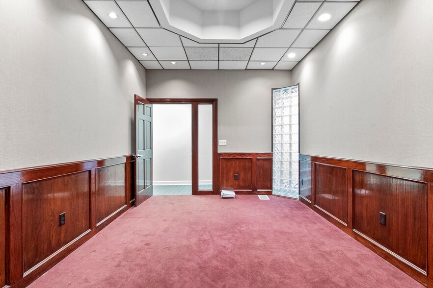 More Photos Of 1119-1123 Merriam Ln, Kansas City Office For Sale