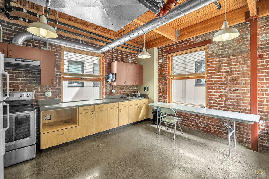 More Photos Of 75 NW Couch St, Portland Medical For Lease