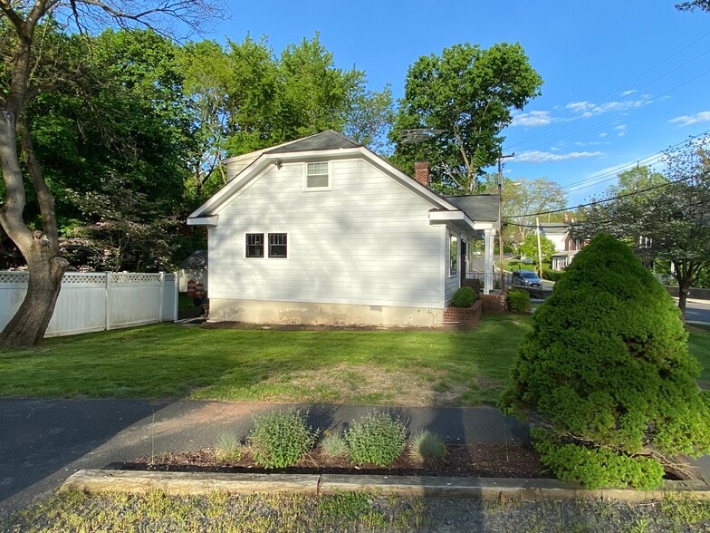 More Photos Of 27 Mine Mount Rd, Bernardsville Freestanding For Lease