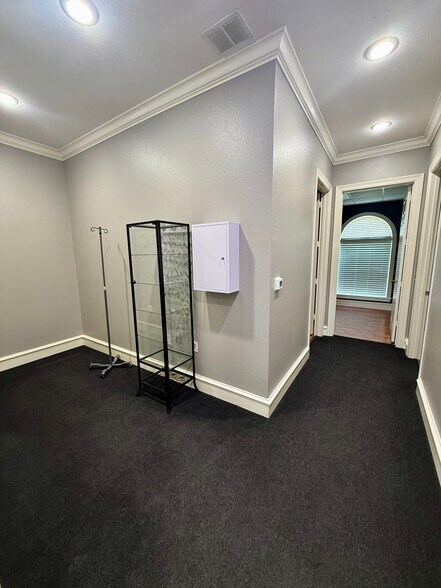 More Photos Of 641 S Broadway Ave, Tyler Unknown For Lease