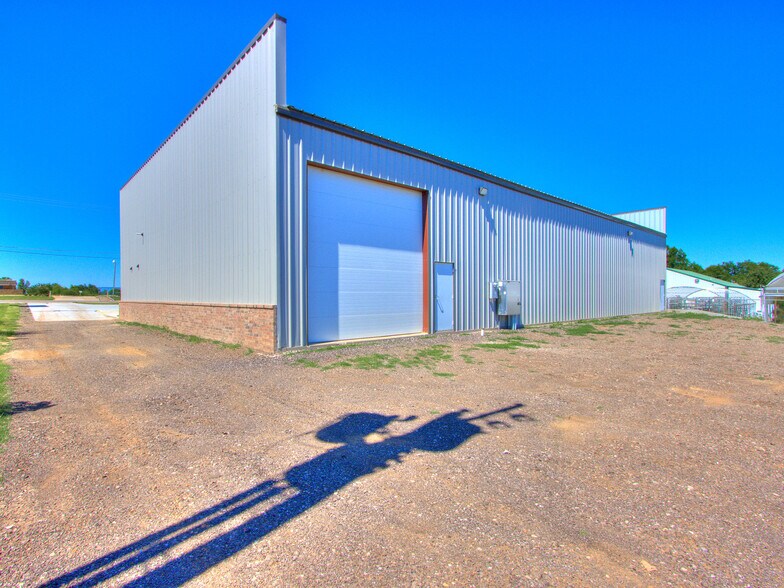 More Photos Of 18608 NE 23rd St, Harrah Light Distribution For Lease