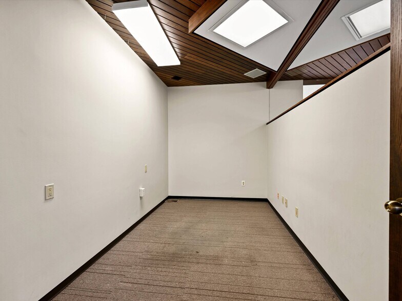 More Photos Of 1805 John F Kennedy Rd, Dubuque Freestanding For Sale