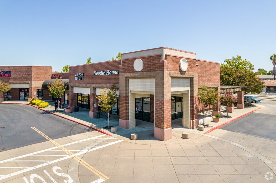 More Photos Of 1305-1350 Gateway Blvd, Fairfield Storefront For Lease