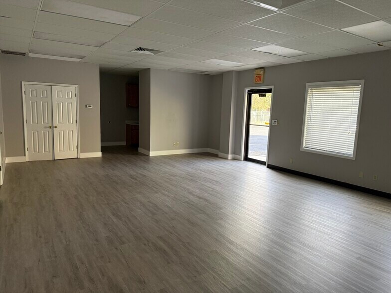 More Photos Of 8033 Airway Park Dr, Mobile Light Distribution For Lease