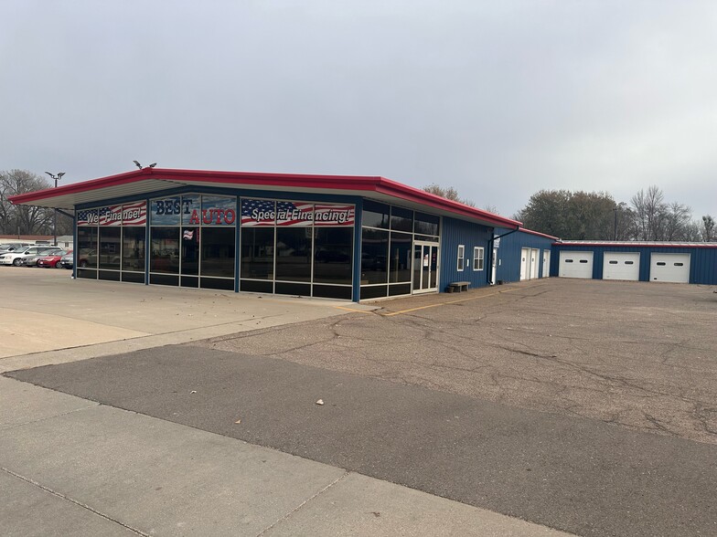 Primary Photo Of 900 S Grand Ave, Spencer Auto Dealership For Lease