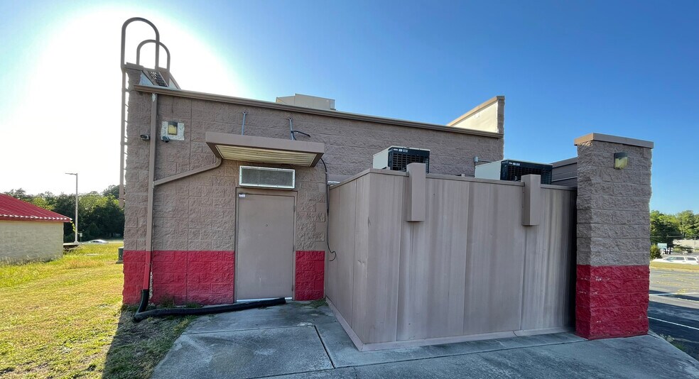 More Photos Of 1407 S Main St, Blackstone Restaurant For Lease