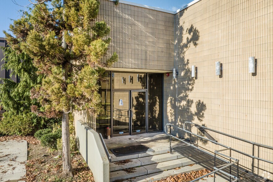 More Photos Of 567-575 N Midland Ave, Saddle Brook Warehouse For Lease