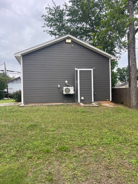 More Photos Of 829 Roberson St, Conroe Auto Repair For Sale
