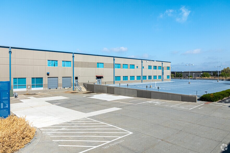 More Photos Of 17000 W 119th St, Lenexa Flex For Lease