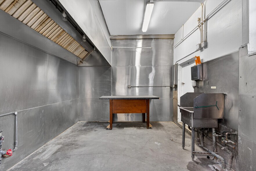 More Photos Of 16119 Sherman Way, Van Nuys Freestanding For Sale