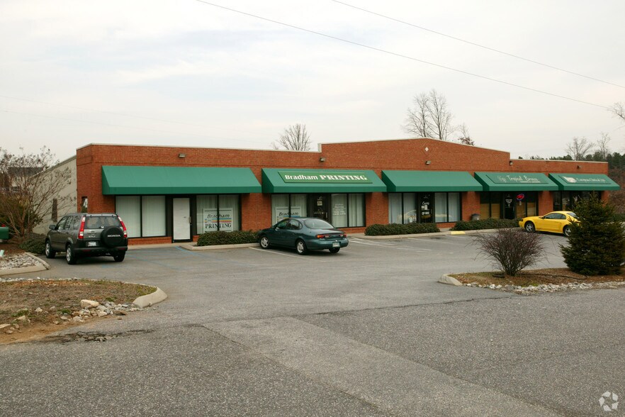 More Photos Of 11 Barkingham Ln, Greenville Storefront Retail Office For Lease