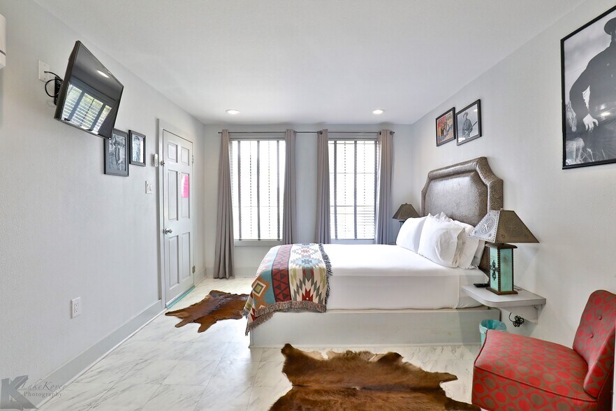 More Photos Of 2710 S Commercial Ave, Coleman Hotel For Sale