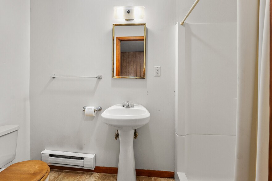 More Photos Of 4991 Arthur Rd, Slinger Hotel For Sale