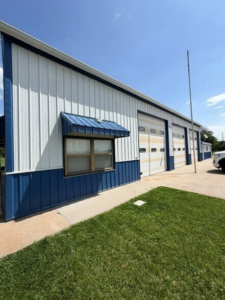 More Photos Of 2700 Kansas Ave, Hastings Distribution For Lease