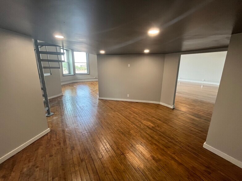 More Photos Of 1105 W Chicago Ave, Chicago Loft Creative Space For Lease