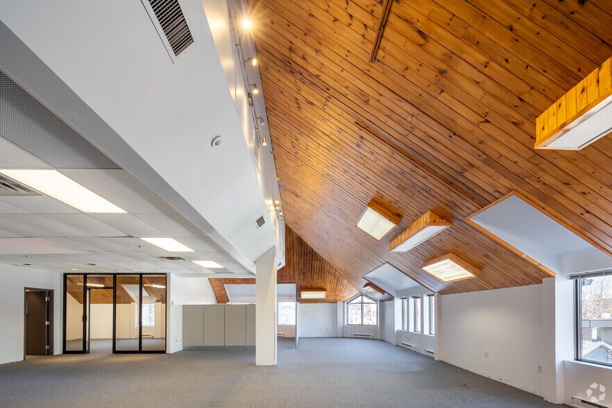 More Photos Of 32 Rue Saint-Charles, Longueuil Office For Lease