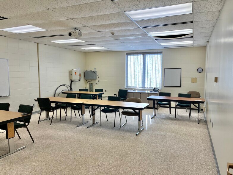 More Photos Of 1401 W Center St, Warsaw Light Distribution For Sale