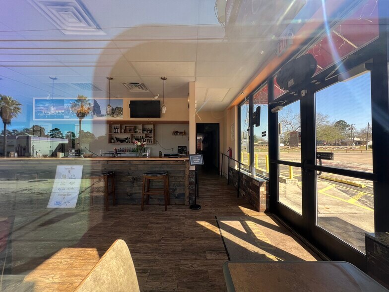 More Photos Of 1112 N Frazier St, Conroe Freestanding For Sale