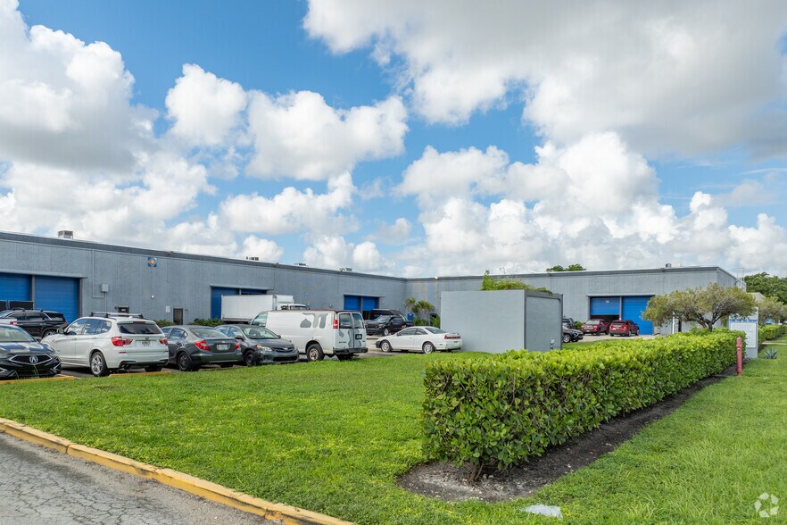 More Photos Of 5500-5632 NW 161st St, Hialeah Showroom For Lease