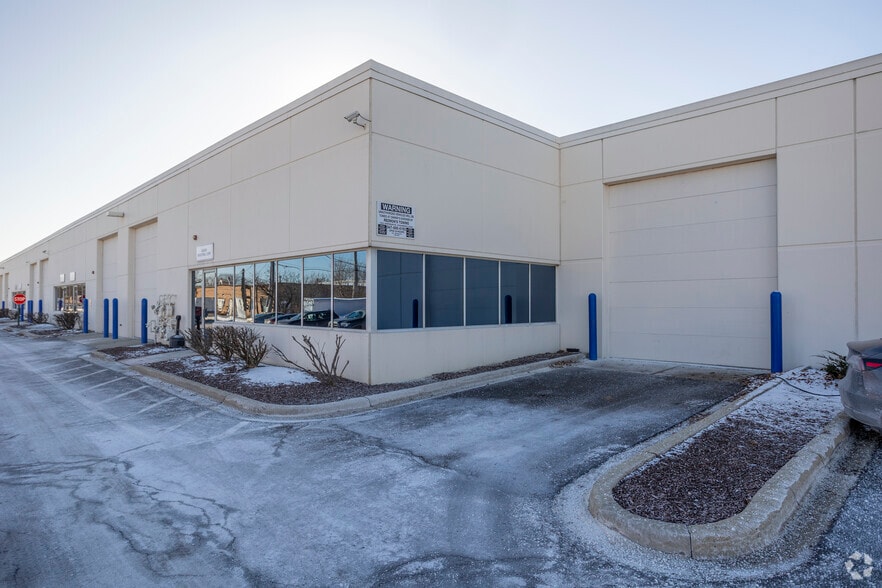 More Photos Of 351-425 Country Club Dr, Bensenville Warehouse For Lease