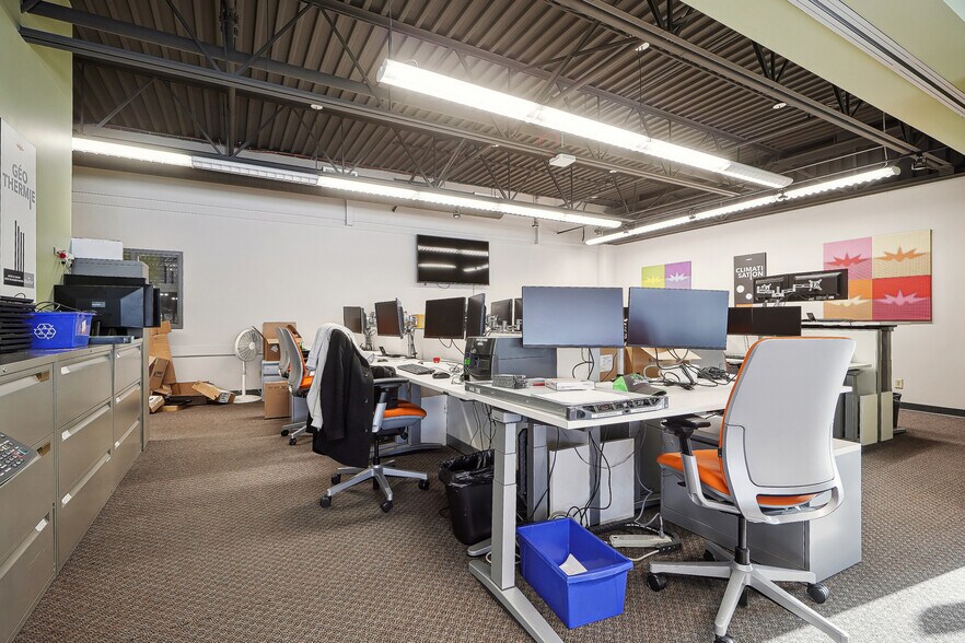 More Photos Of 1675 Boul de Montarville, Boucherville Warehouse For Lease