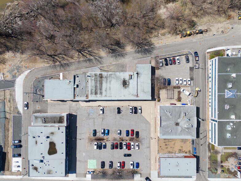 More Photos Of 200 Pl Du 21-Mars, Nicolet Department Store For Sale