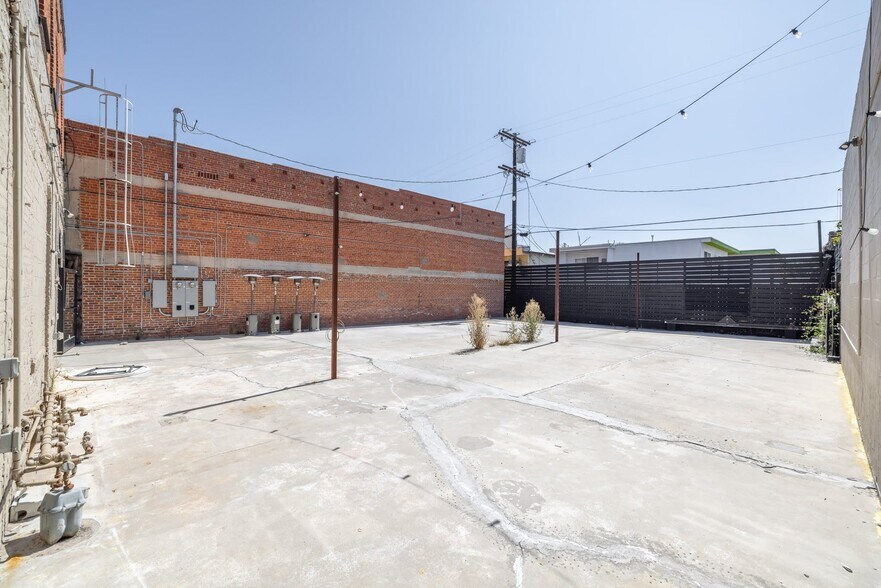 More Photos Of 629 N Western Ave, Los Angeles Office For Lease