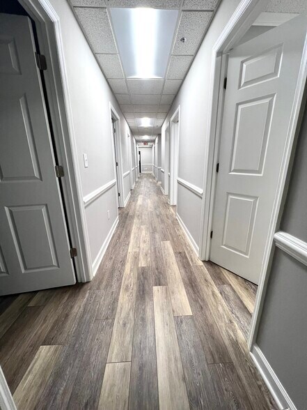 More Photos Of 1071 Cambridge Sq, Alpharetta Office For Sale