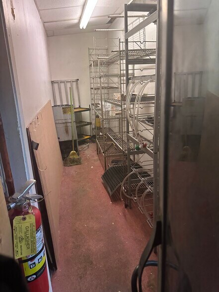 More Photos Of 1535-1537 Cass Lake Rd, Keego Harbor Freestanding For Lease