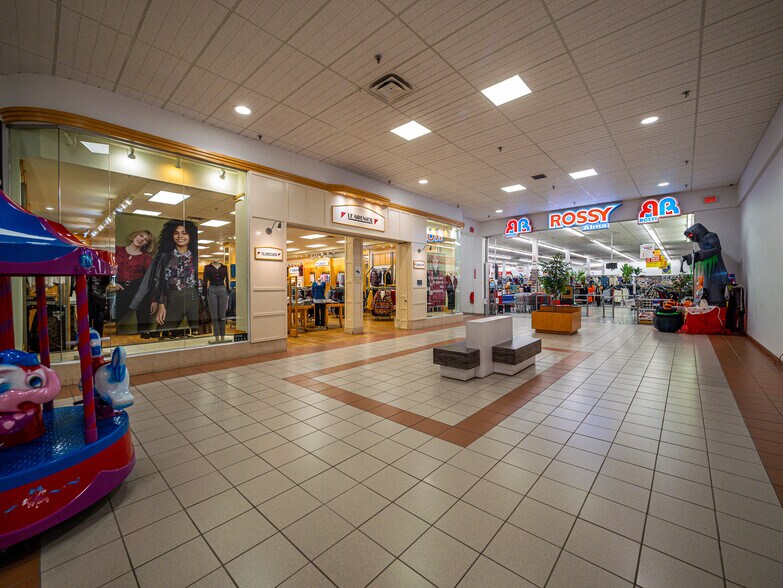 More Photos Of 1055 Av Du Pont S, Alma General Retail For Lease