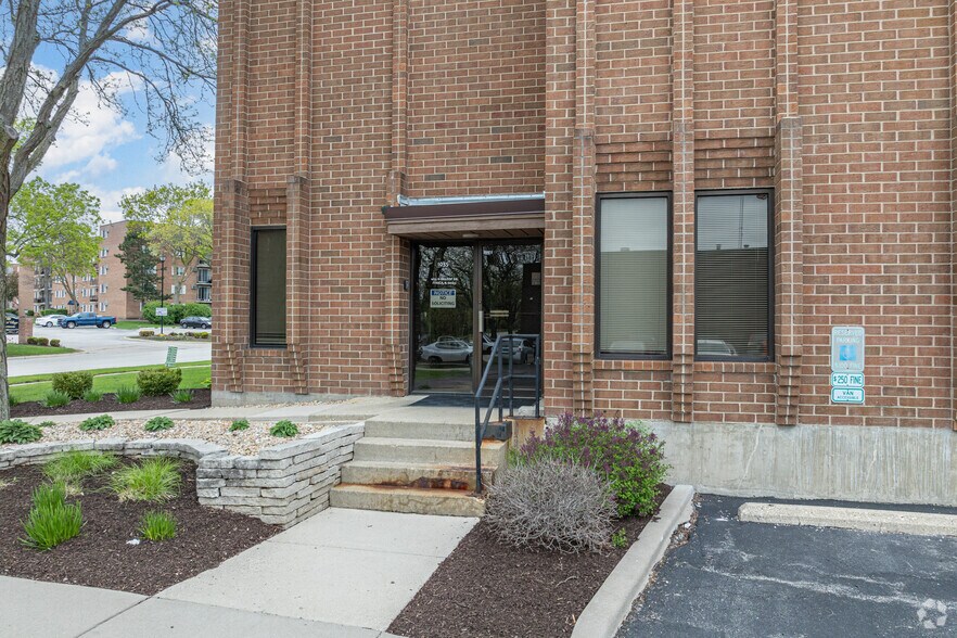 More Photos Of 1035 N Hilltop Dr, Itasca Warehouse For Lease