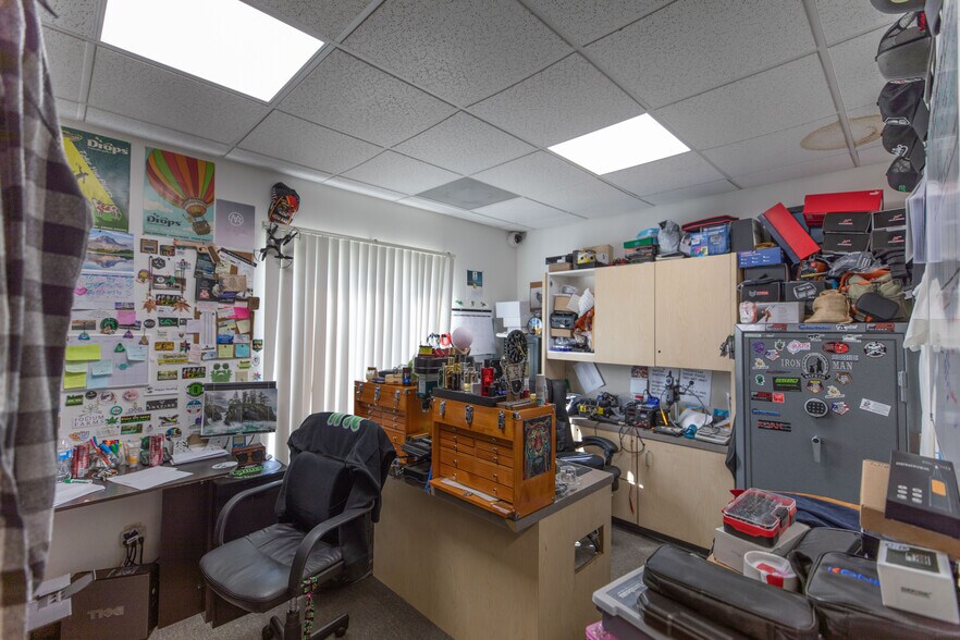 More Photos Of 751 Riverside Dr, Coquille Showroom For Sale