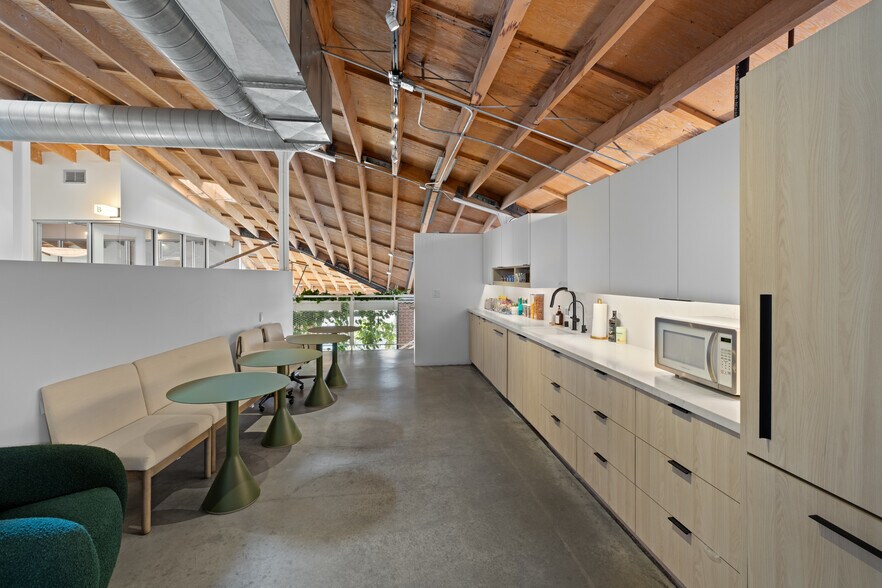 More Photos Of 523 Victoria Ave, Venice Loft Creative Space For Lease