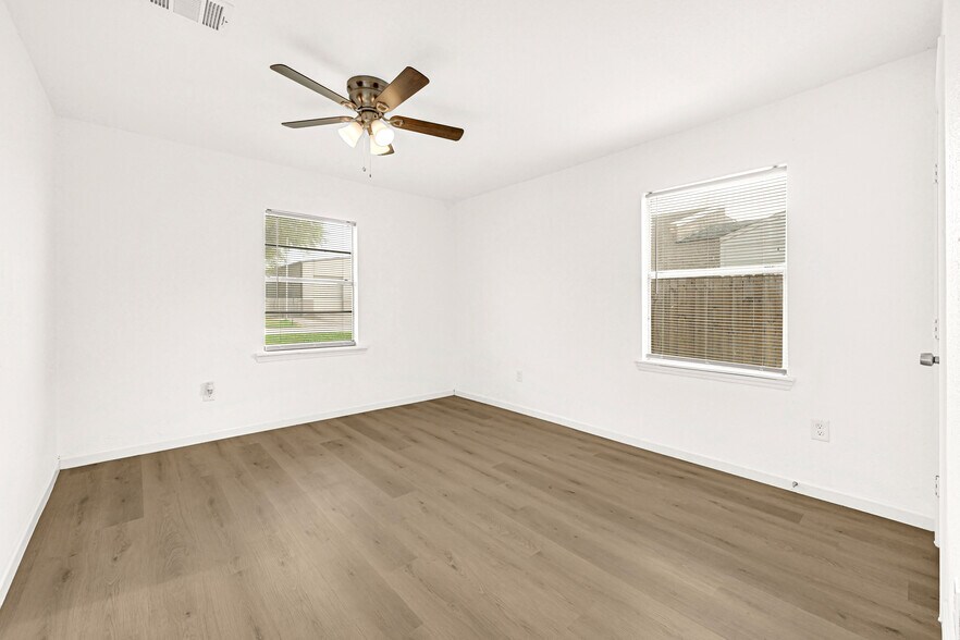 More Photos Of 7442 Evie Ln, Deer Park Showroom For Sale