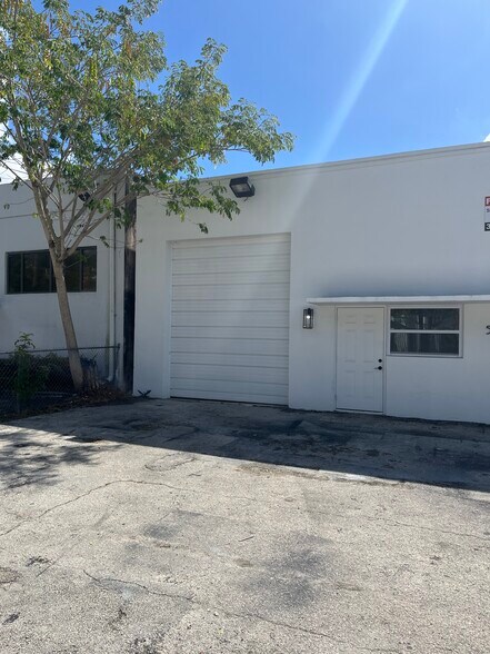 More Photos Of 5764-5806 Commerce Ln, South Miami Showroom For Lease