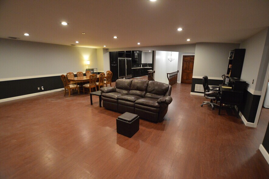 More Photos Of 982 County Road 979, Royse City Showroom For Lease