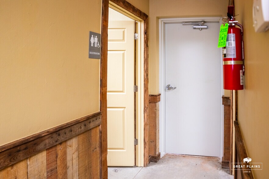 More Photos Of 204 S Broadway Ave, Hinton Storefront Retail Office For Sale