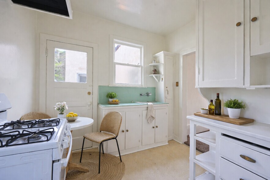 More Photos Of 2636 N Beachwood Dr, Los Angeles Apartments For Sale