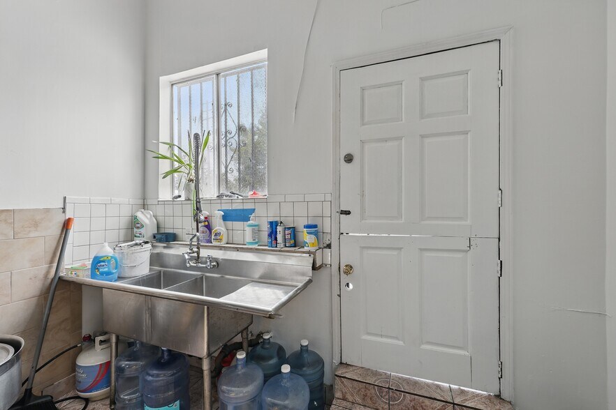 More Photos Of 6617 S San Pedro St, Los Angeles Flex For Sale